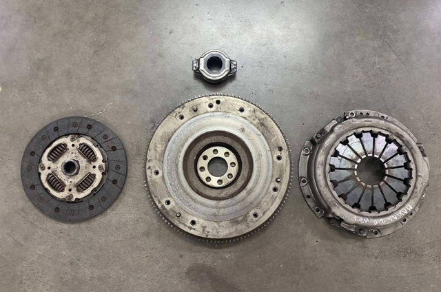 Комплект сцепления (3 части) 301002Y000 NISSAN