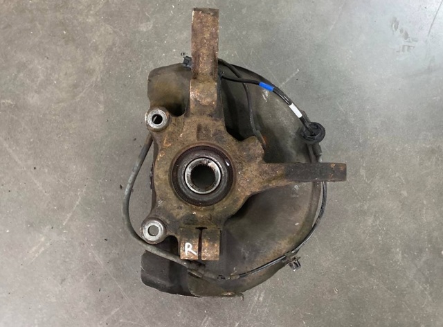 Кулак поворотный передний правый 3870A008 MITSUBISHI