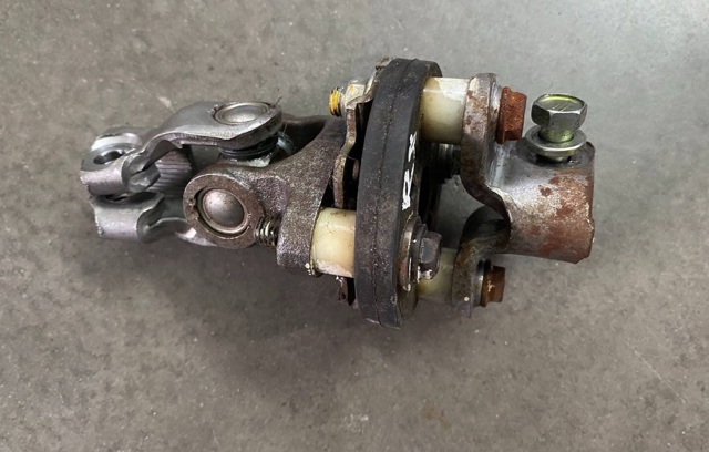 Карданчик вала рулевой колонки, верхний 4523048050 TOYOTA