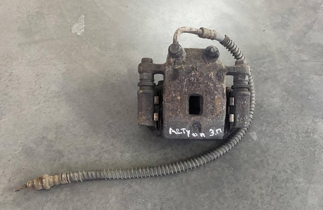 Задний правый суппорт 4844009000 SSANG YONG