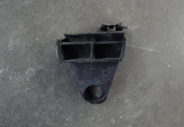 Правый кронштейн заднего бампера 5256233030 TOYOTA