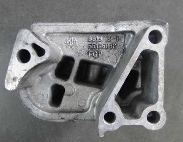 Кронштейн подушки (опоры) двигателя, правой 55195032 FIAT