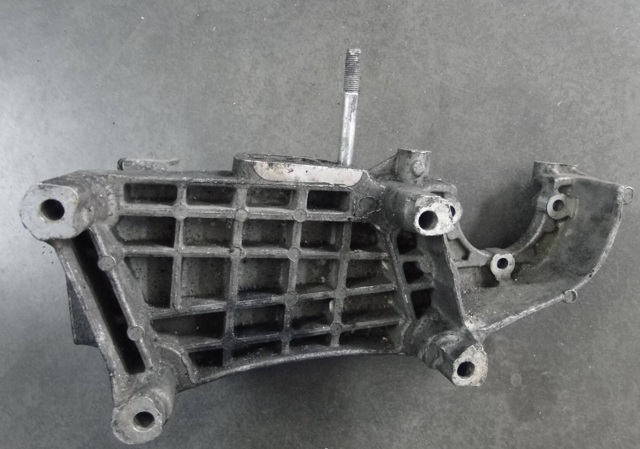 Кронштейн подушки (опоры) двигателя, правой 55208369 FIAT