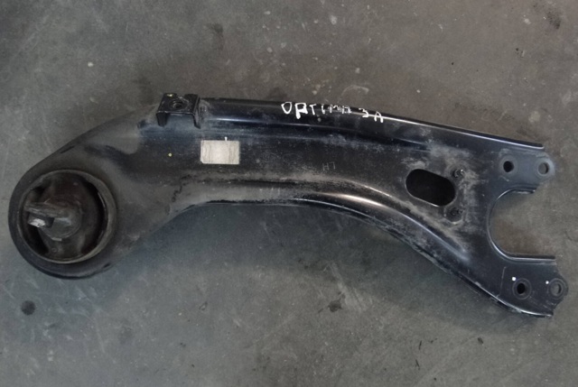 Рычаг/тяга задней подвески продольный нижний, левый 552702T000 HYUNDAI