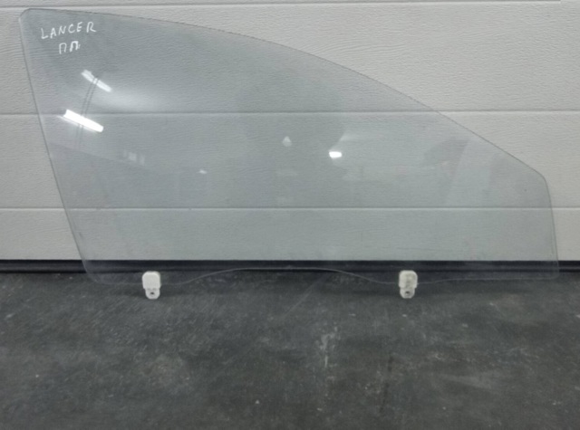 Стекло передней правой двери 5706A018 MITSUBISHI