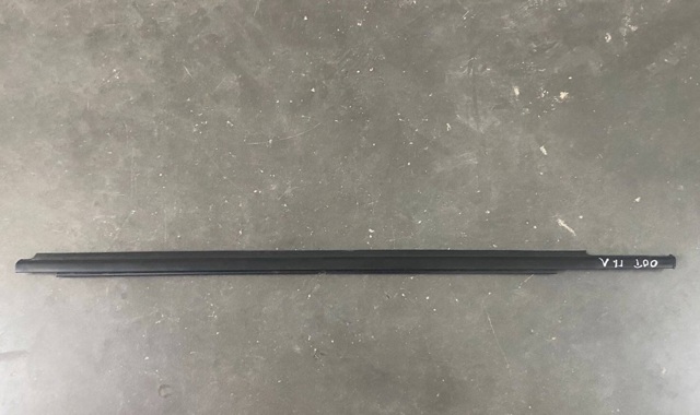 Молдинг опускного стекла нижний, двери передней, левой 5727A007 MITSUBISHI