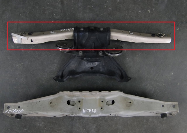 Рамка радиатора нижняя 5822065J00 SUZUKI