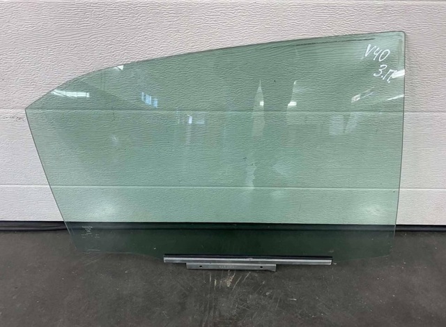 Стекло заднее правое 6810306090 TOYOTA