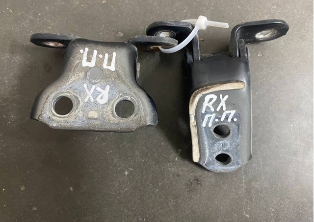Петля передней двери, правой 6871033031 TOYOTA