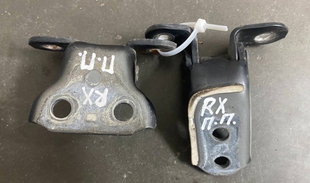 Петля передней двери, правой 6873033021 TOYOTA
