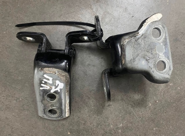 6874033020 TOYOTA Петля двери передней левой купить в Украина