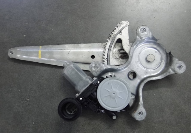 Механизм стеклоподъемника двери задней, левой 6980406110 TOYOTA