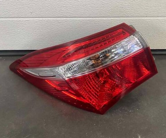 Задняя левая внешняя фара 8156002760 TOYOTA