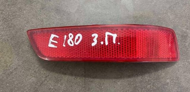 Правый катафот заднего бампера 8191030040 TOYOTA