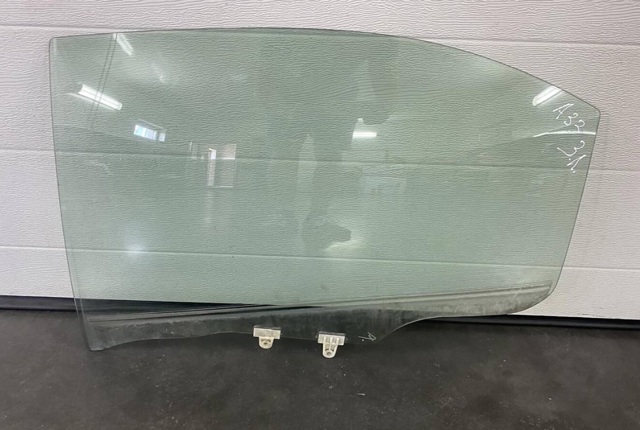 Стекло заднее левое 823012Y200 NISSAN