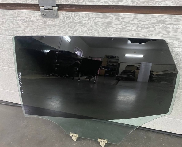 Стекло задней двери, левой 823014EA0A NISSAN