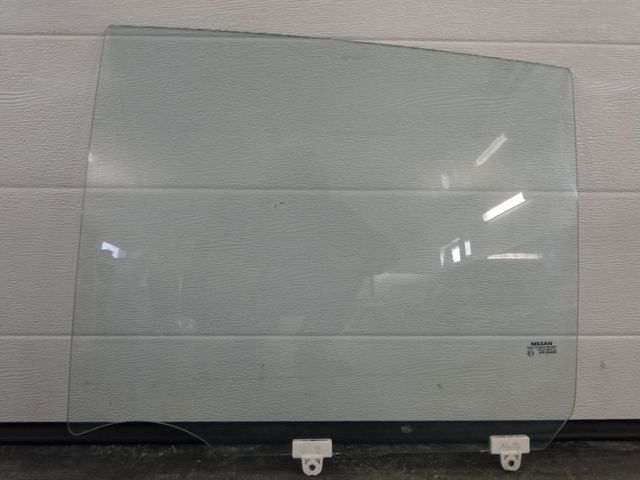 Стекло задней двери, левой 82301EL000 NISSAN