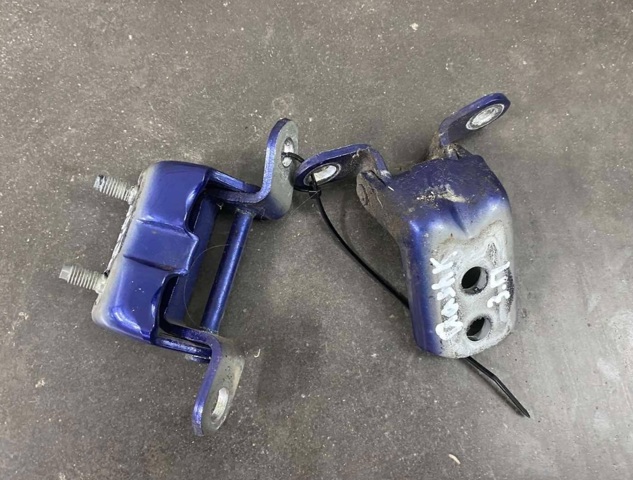 Петля двери задней правой 824004EA0A NISSAN