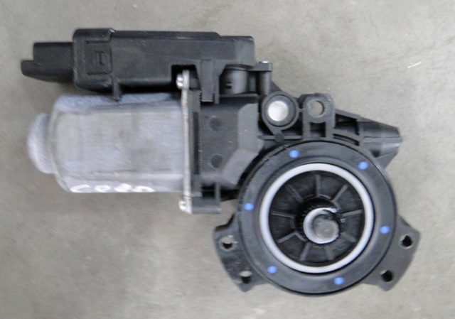 Мотор стеклоподъемника двери передней, правой 824601H010 HYUNDAI