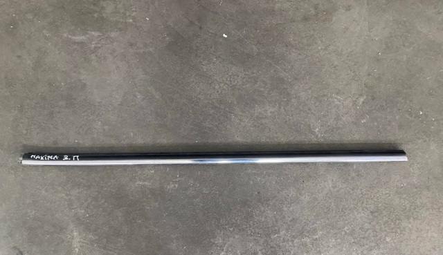 Молдинг опускного стекла нижний, двери задней, правой 828202Y000 NISSAN