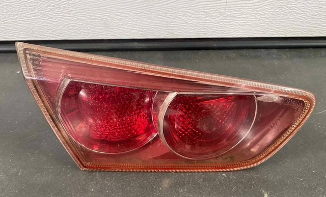 Задний левый внутренний фонарь 8337A009 MITSUBISHI