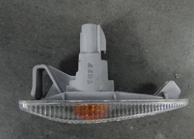 Повторитель поворота на крыле 8351A001 MITSUBISHI