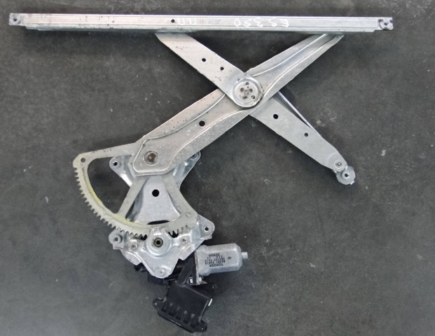 Мотор стеклоподъемника двери передней, правой 8571033201 TOYOTA