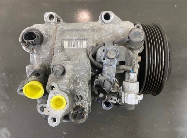 Компрессор климатической установки 8832006190 TOYOTA