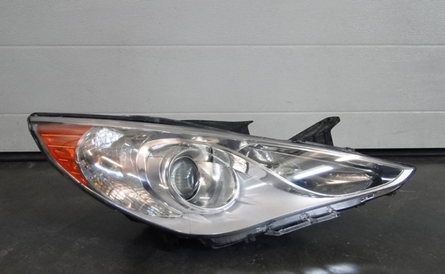 Правая блок фара 921023Q000 HYUNDAI