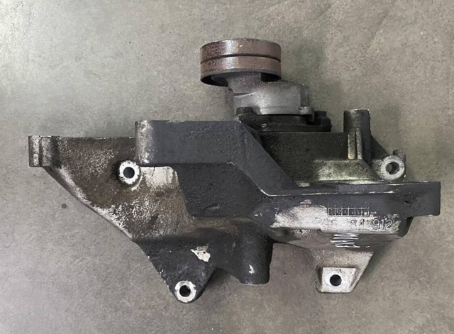 Кронштейн компрессора кондиционера 96184912 GM
