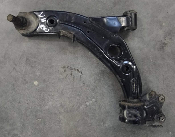 Рычаг передний нижний левый EG2134350D MAZDA