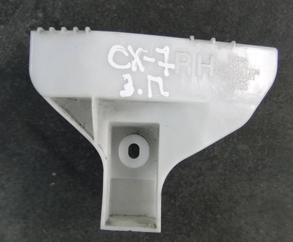 Правое крепление заднего бампера EG2150321A MAZDA