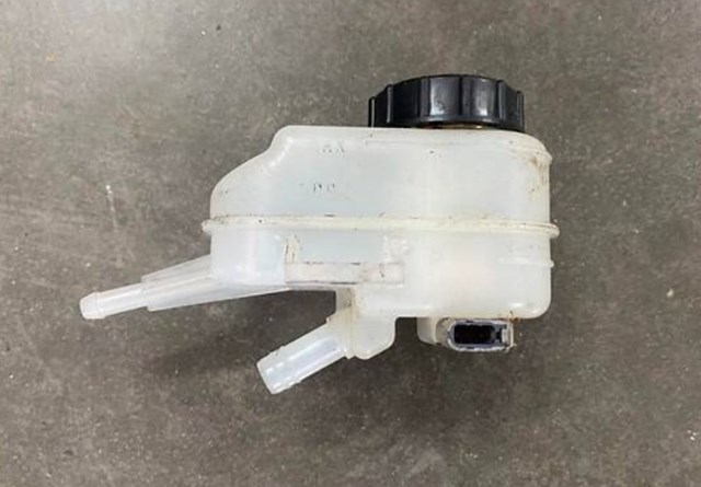 Бачок тормозной жидкости EH1443550A MAZDA