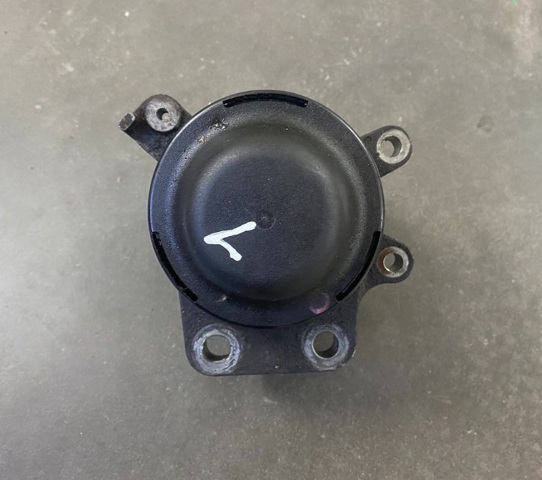 Правая опора двигателя EH1539060A MAZDA