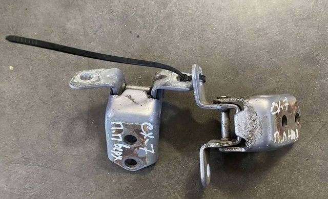 MAZDA F15159210B Петля двери передней правой в наличии Полтава