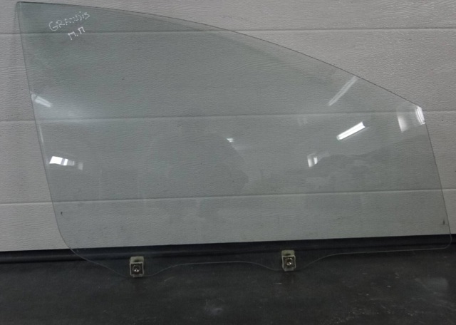 Стекло передней правой двери MN167532 MITSUBISHI