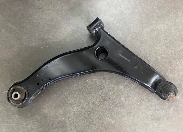 Рычаг передней подвески нижний, правый MR594326 MITSUBISHI