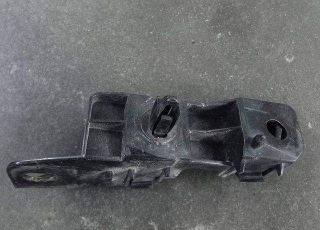Кронштейн бампера переднего, внешний правый MR996570 MITSUBISHI
