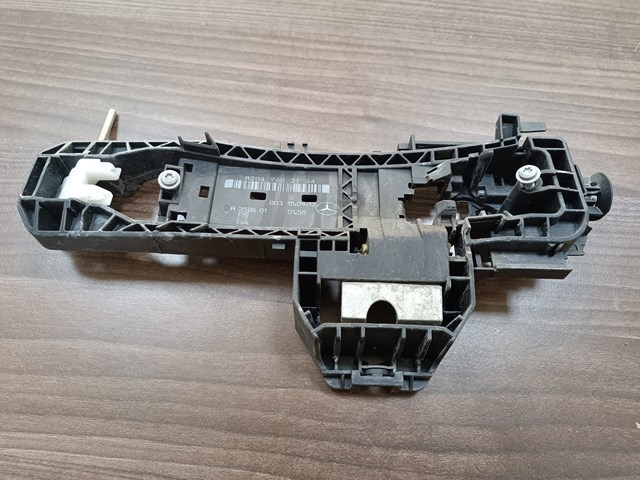 Держатель наружной ручки двери, задней левой A2047602134 MERCEDES
