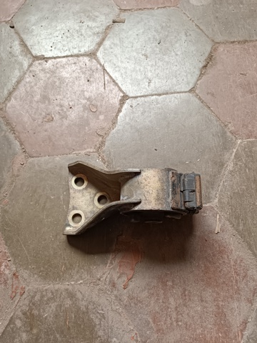 MAZDA B25D39040B Задняя опора двигателя в наличии Ужгород