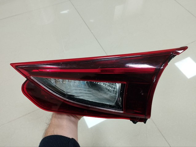 Фонарь задний внутренний правый B45C513F0 MAZDA