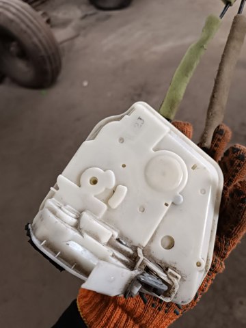 MAZDA BHS258310A Замок двери передней правой в наличии Павлоград