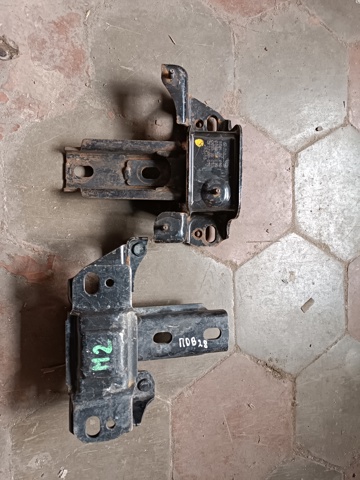 Подушка (опора) двигателя, левая D65139070A MAZDA