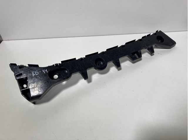 Левый кронштейн заднего бампера GHP9502J1 MAZDA