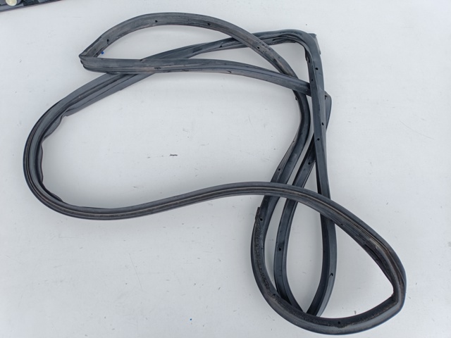 Уплотнитель двери передней, правой (на двери) GHP958760C MAZDA