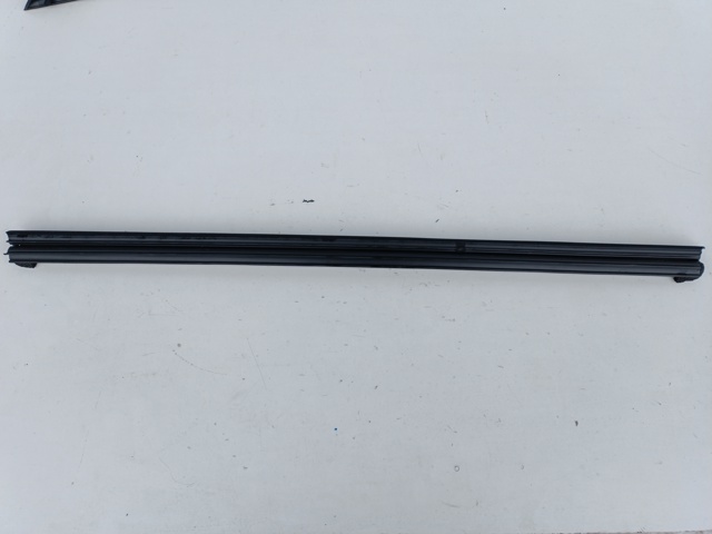 Уплотнитель стекла двери передней левой внутренний (планка) GHP959821E MAZDA