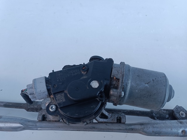 Мотор стеклоочистителя передний GHP967340A MAZDA
