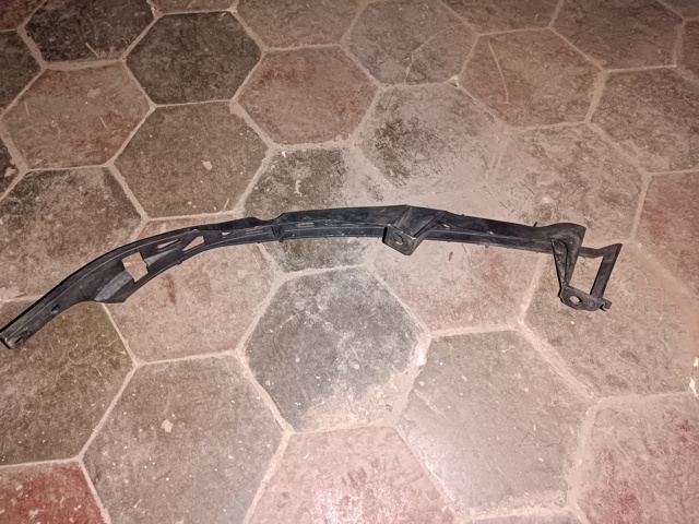 Правое крепление переднего бампера GJ6A50151 MAZDA