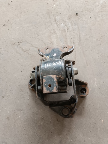 Кронштейн подушки (опоры) двигателя, левой GJ6F39080 MAZDA