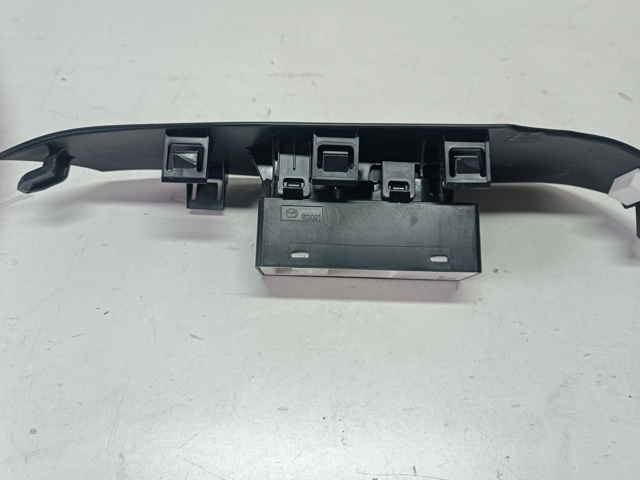 Кнопка подъемника переднего правого стекла GKL166370A MAZDA